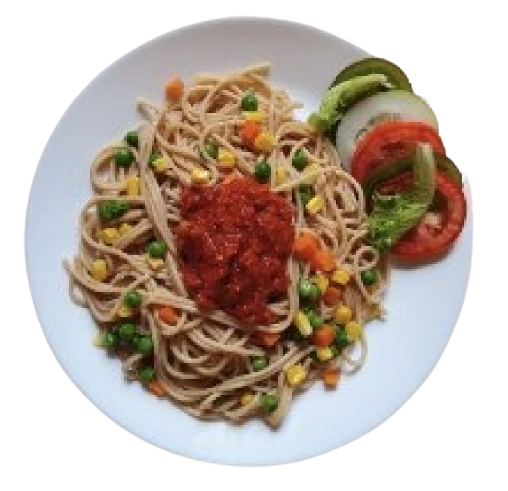 Plato de pasta con salsa y vegetales