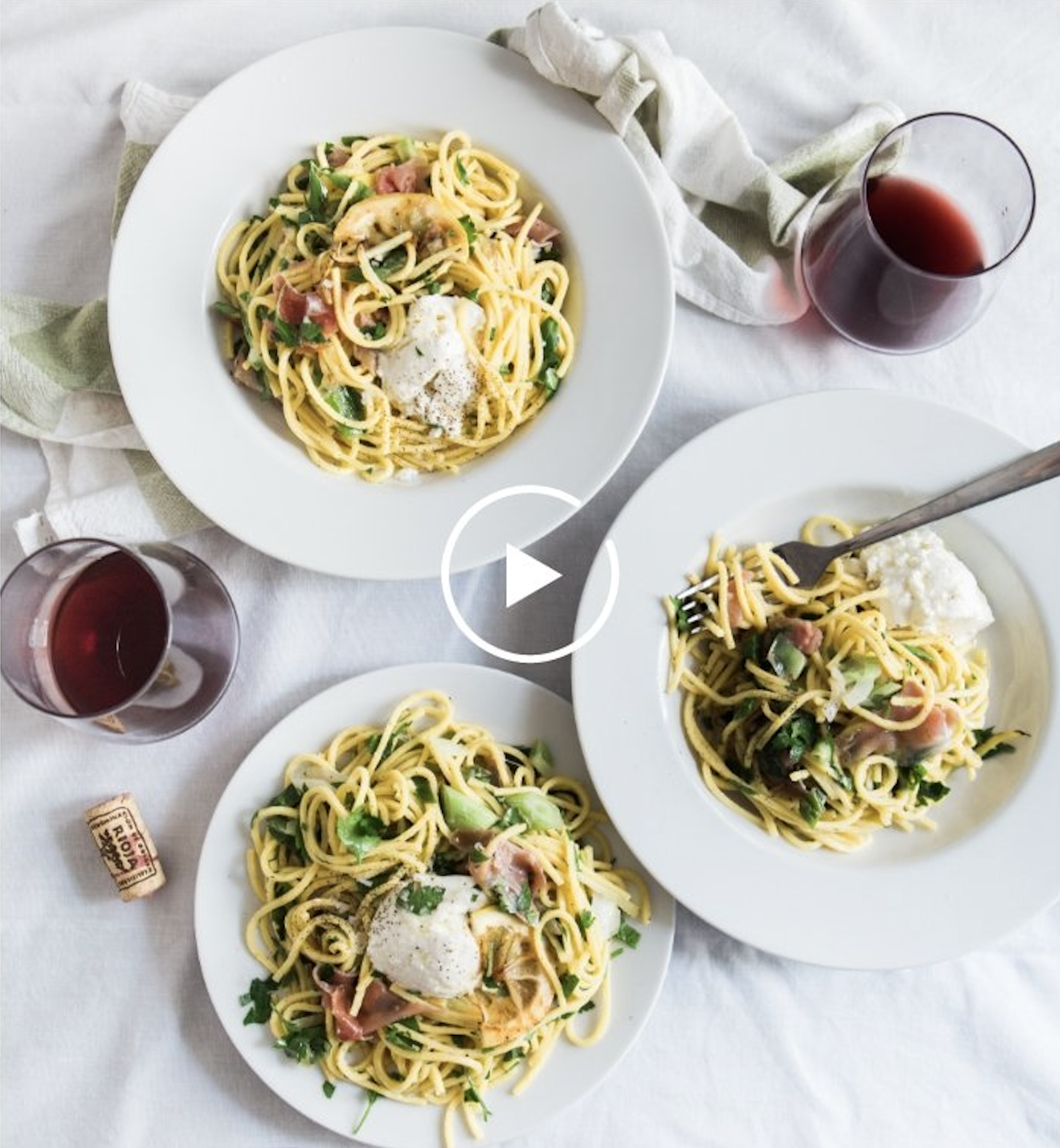 Una mesa con platos de pasta